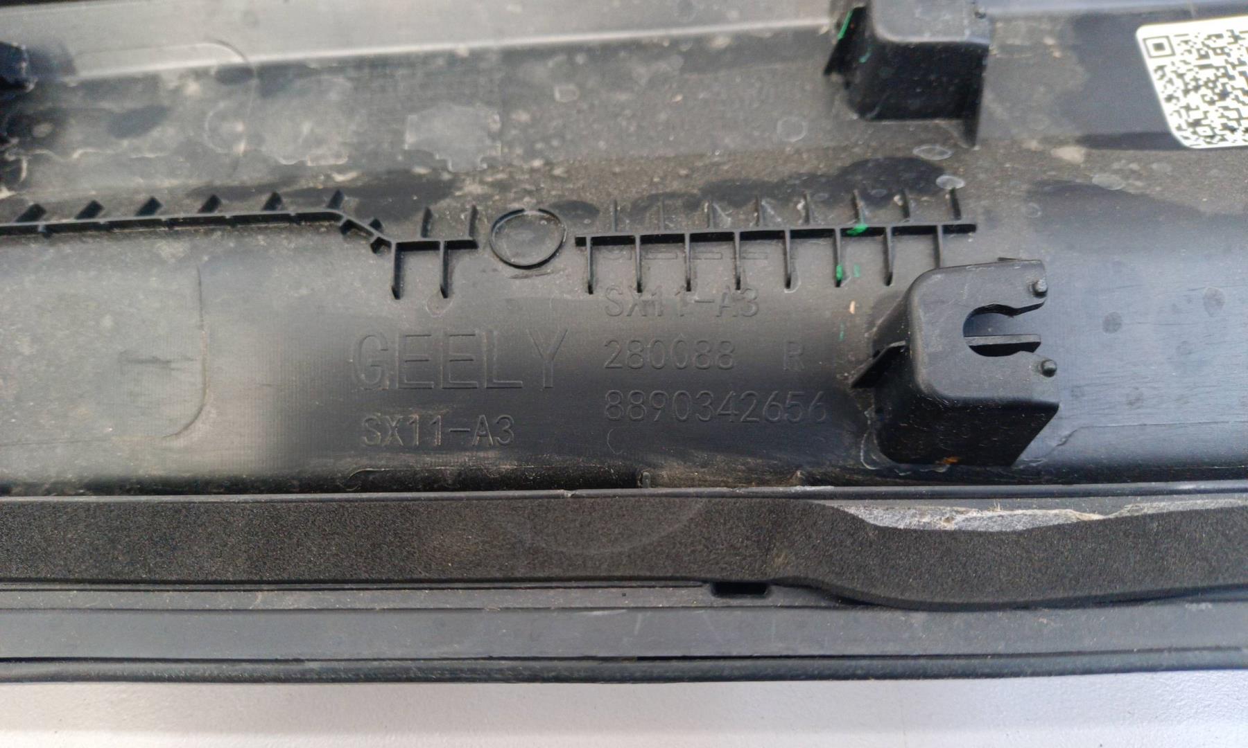 Накладка двери передней правой