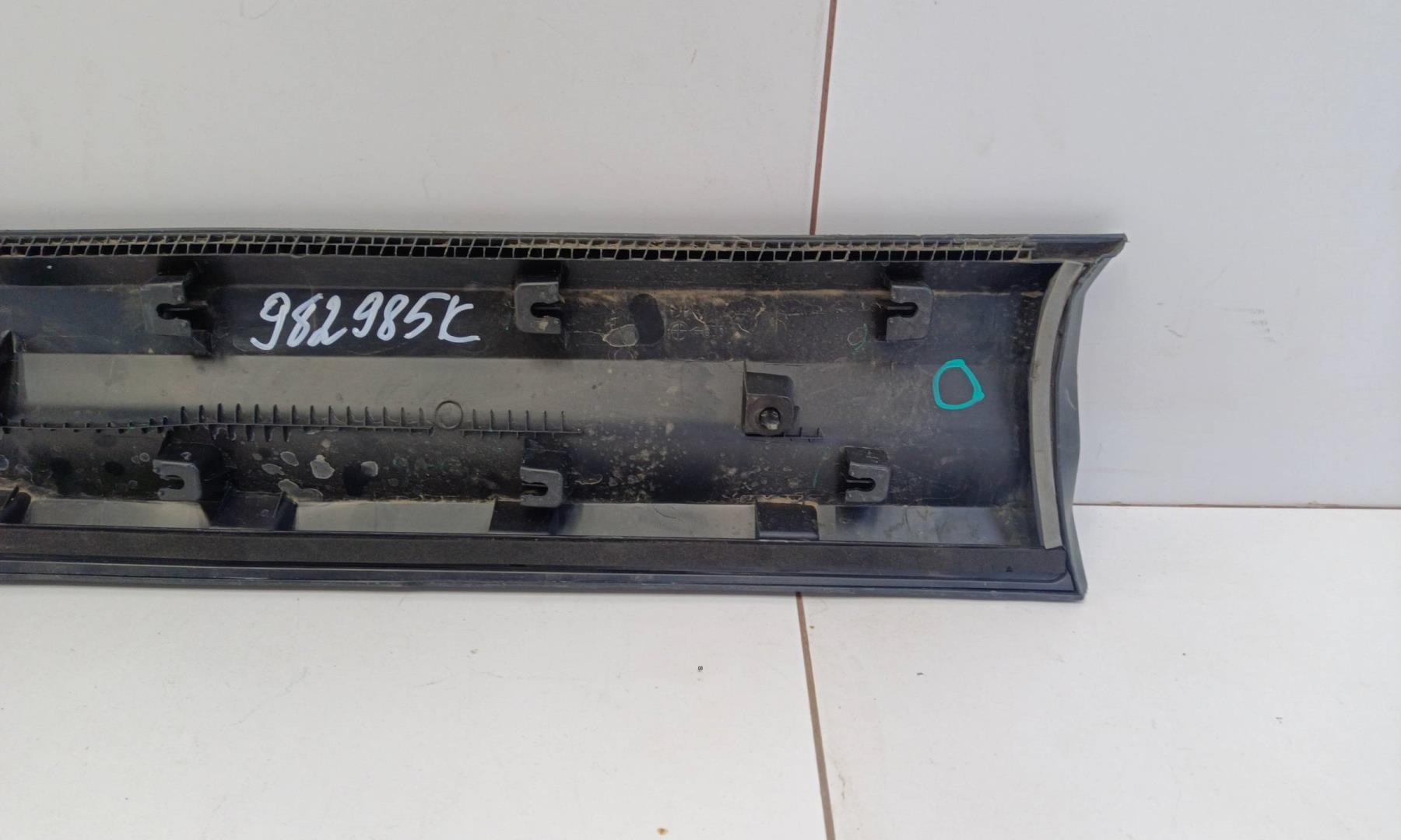 Накладка двери передней правой