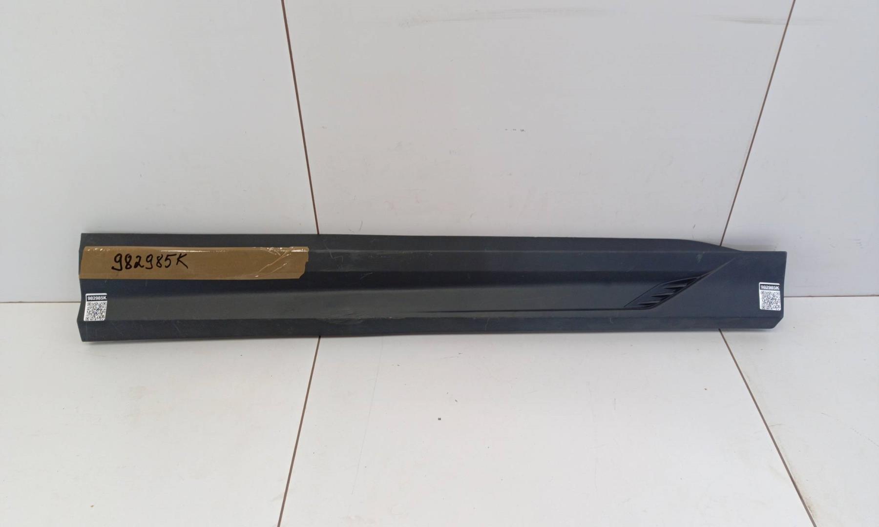 Накладка двери передней правой