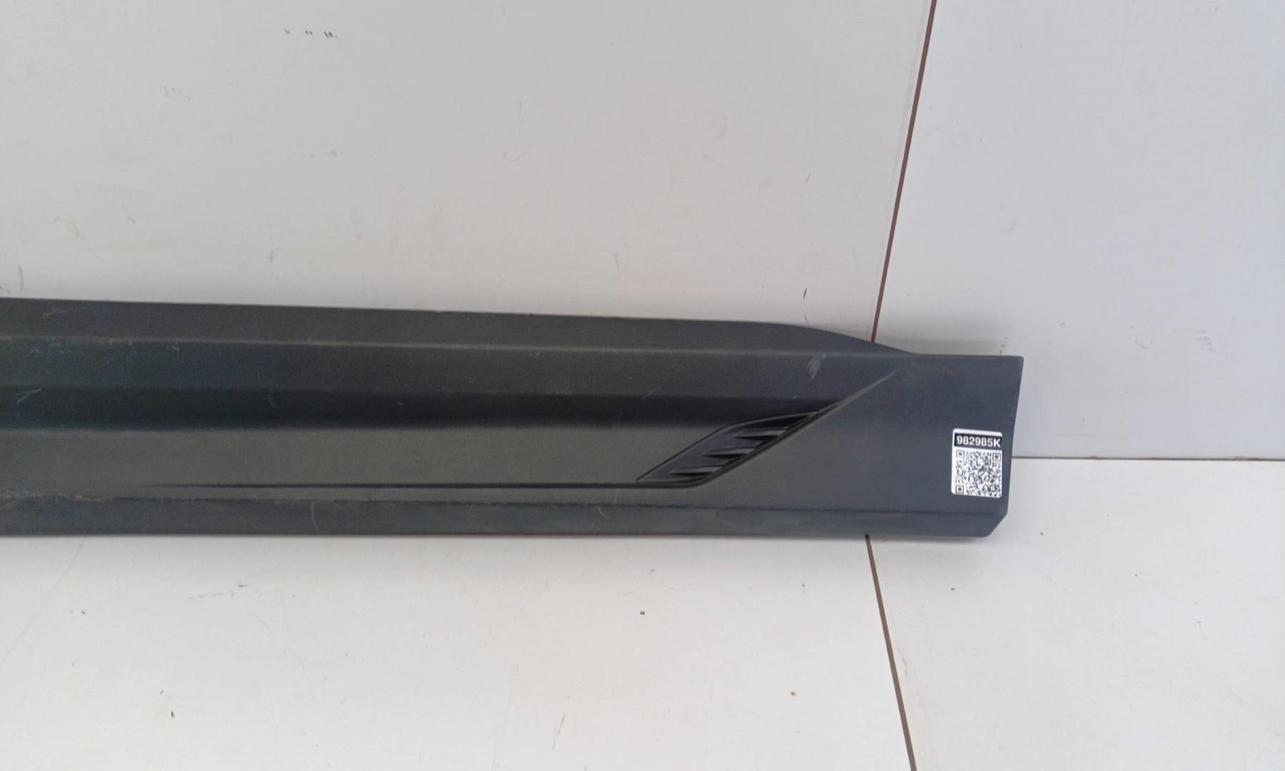 Накладка двери передней правой