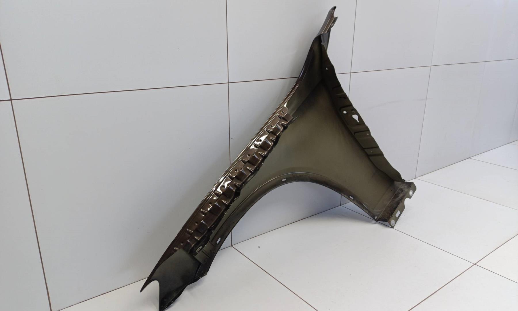 Крыло переднее правое