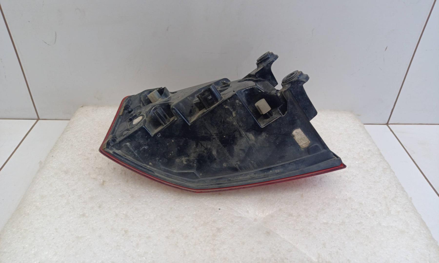 Фонарь задний наружный правый