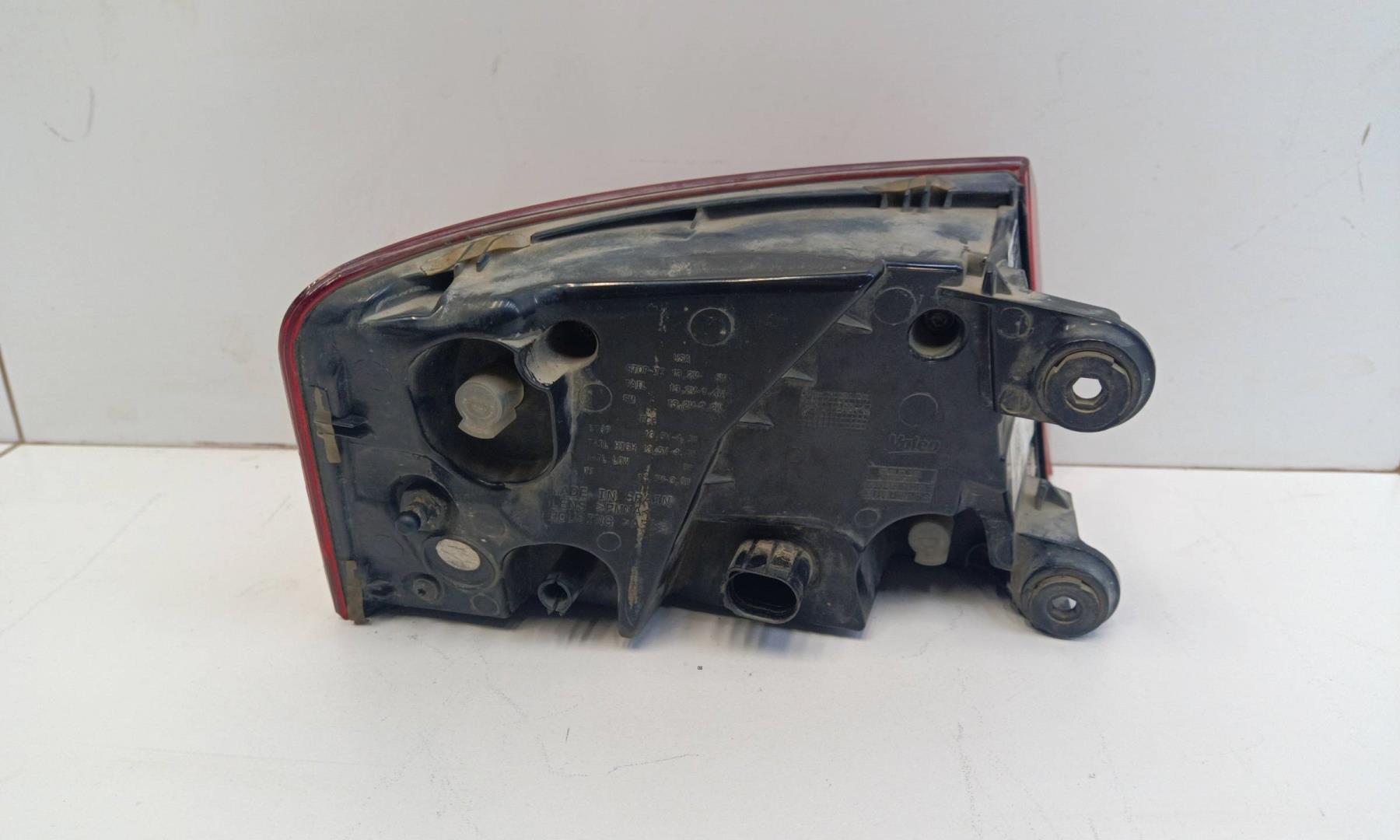 Фонарь задний наружный правый