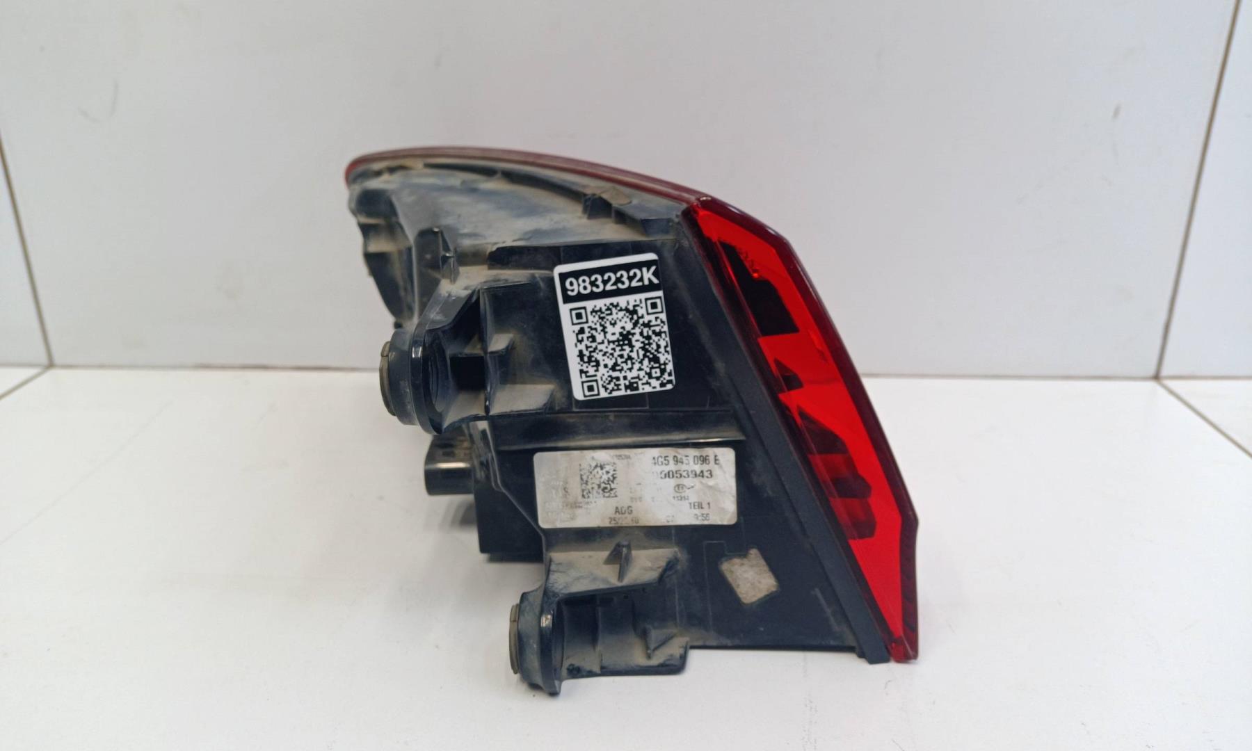 Фонарь задний наружный правый