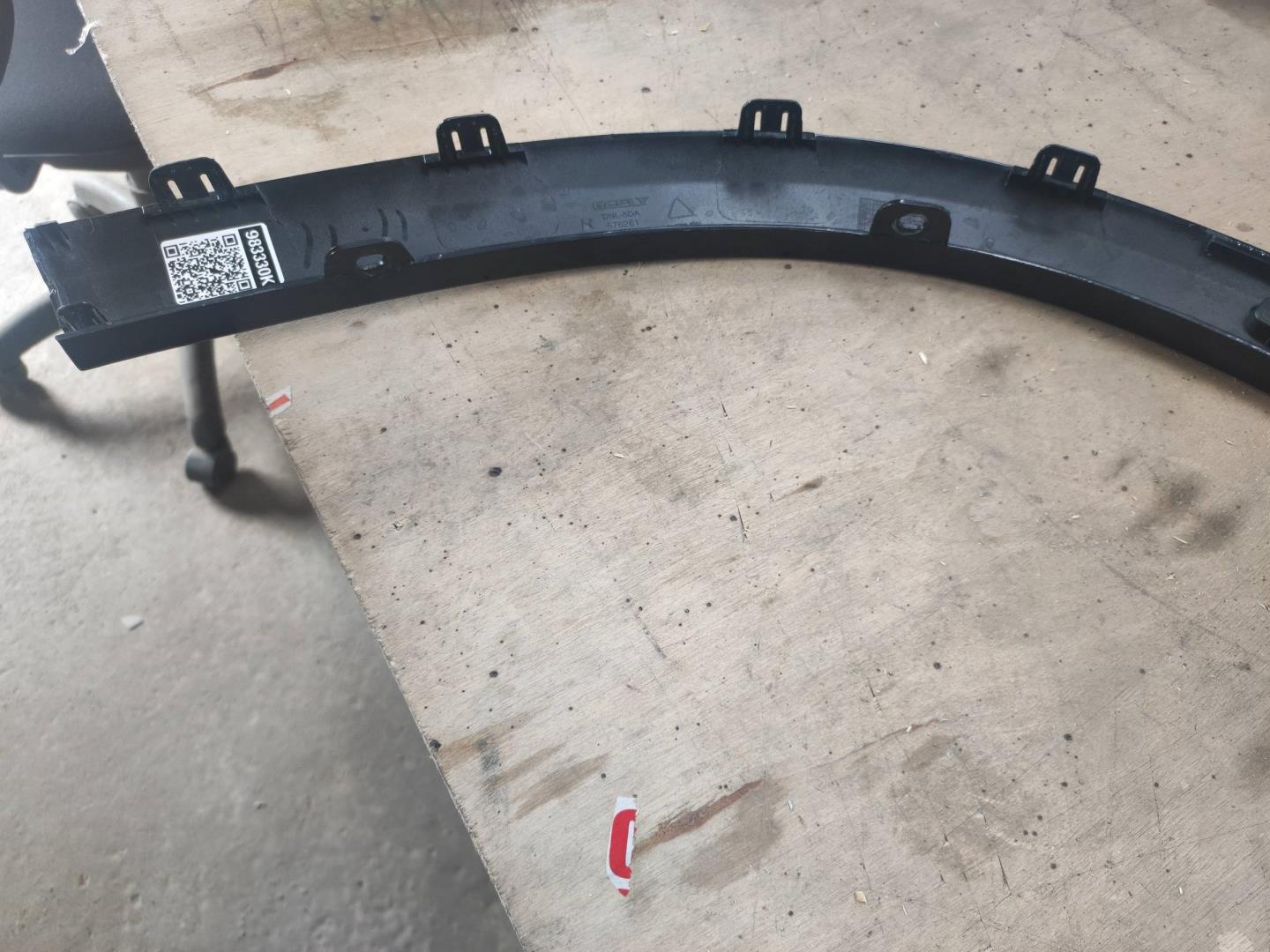 Накладка переднего крыла правого