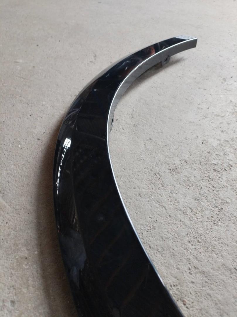 Накладка переднего крыла правого