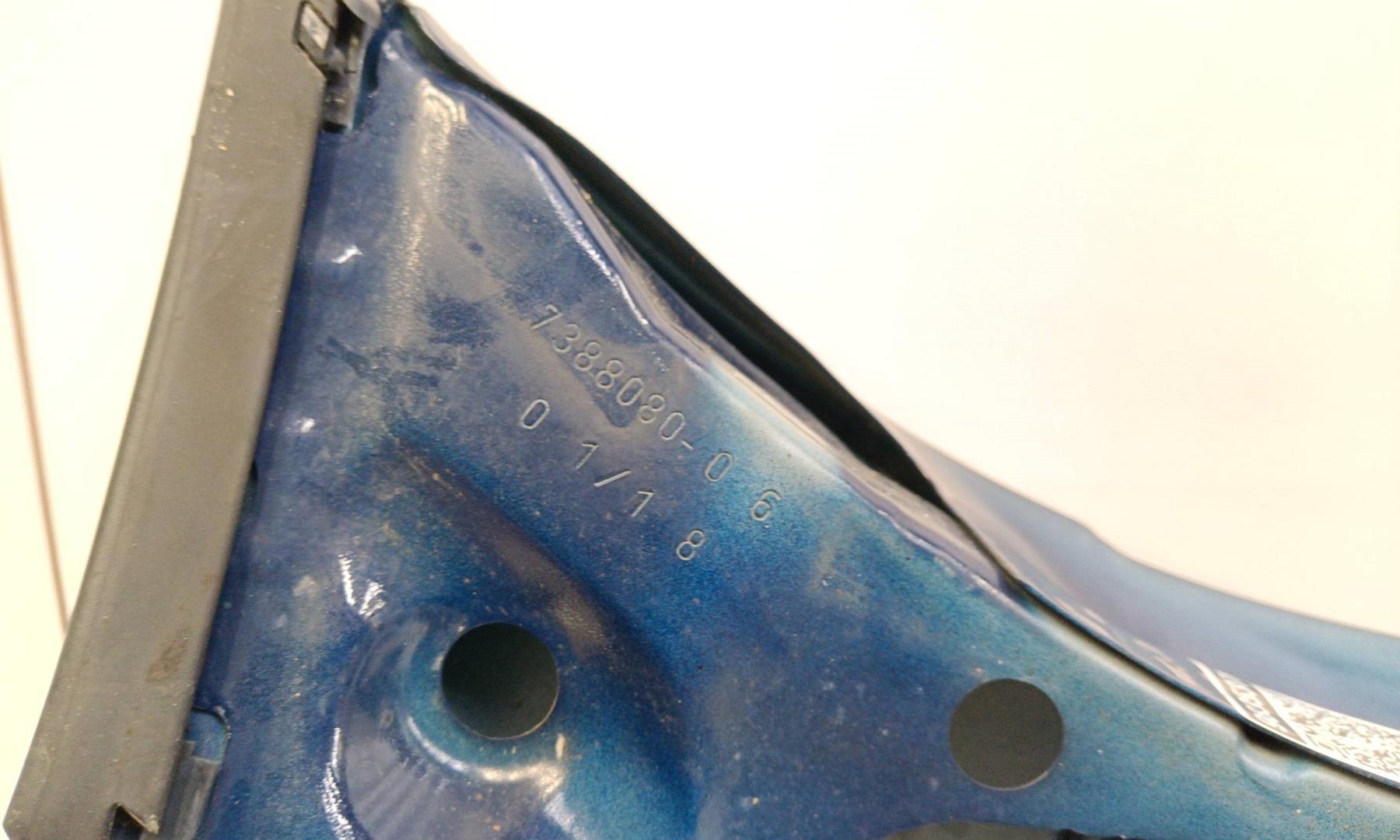 Крыло переднее правое