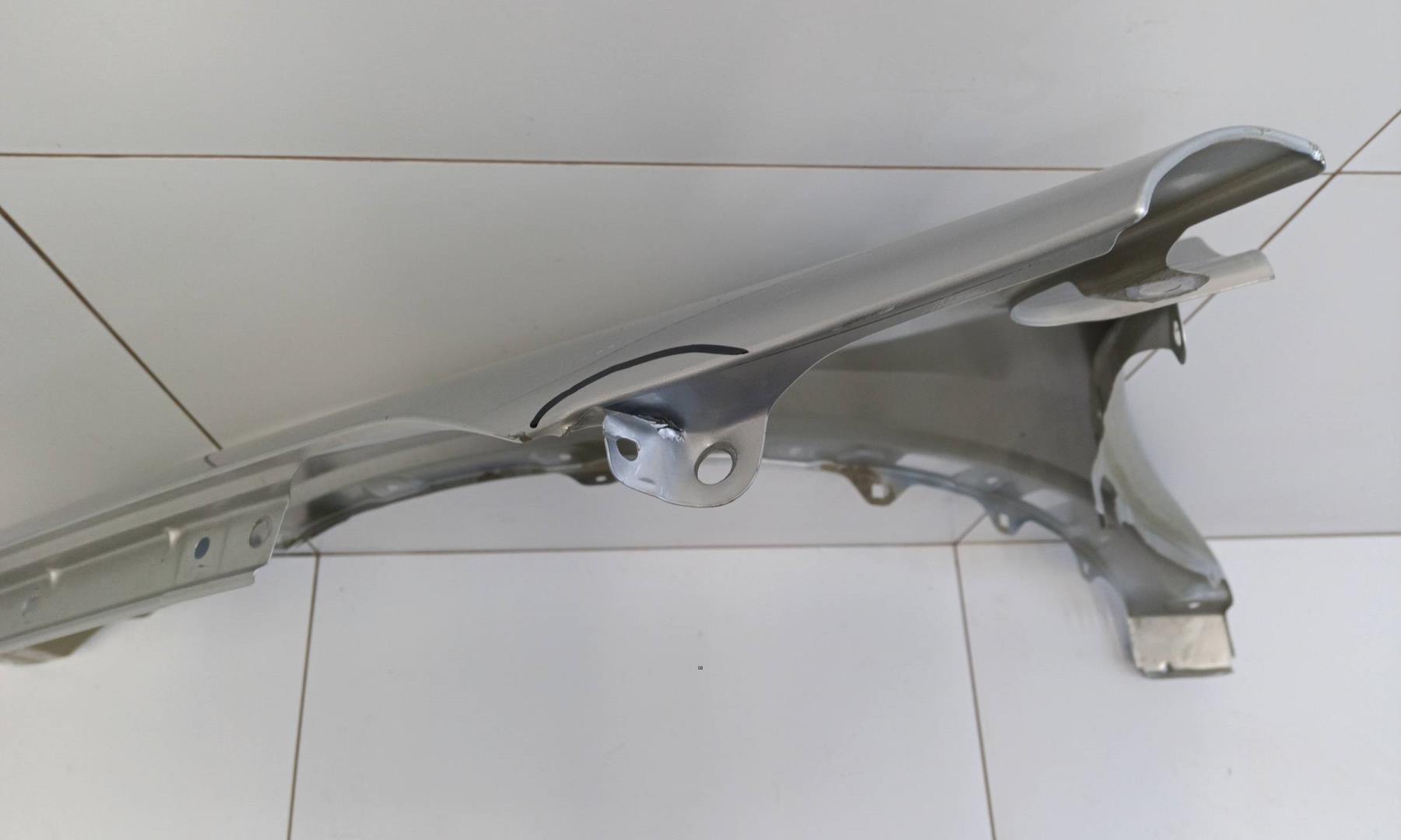 Крыло переднее правое