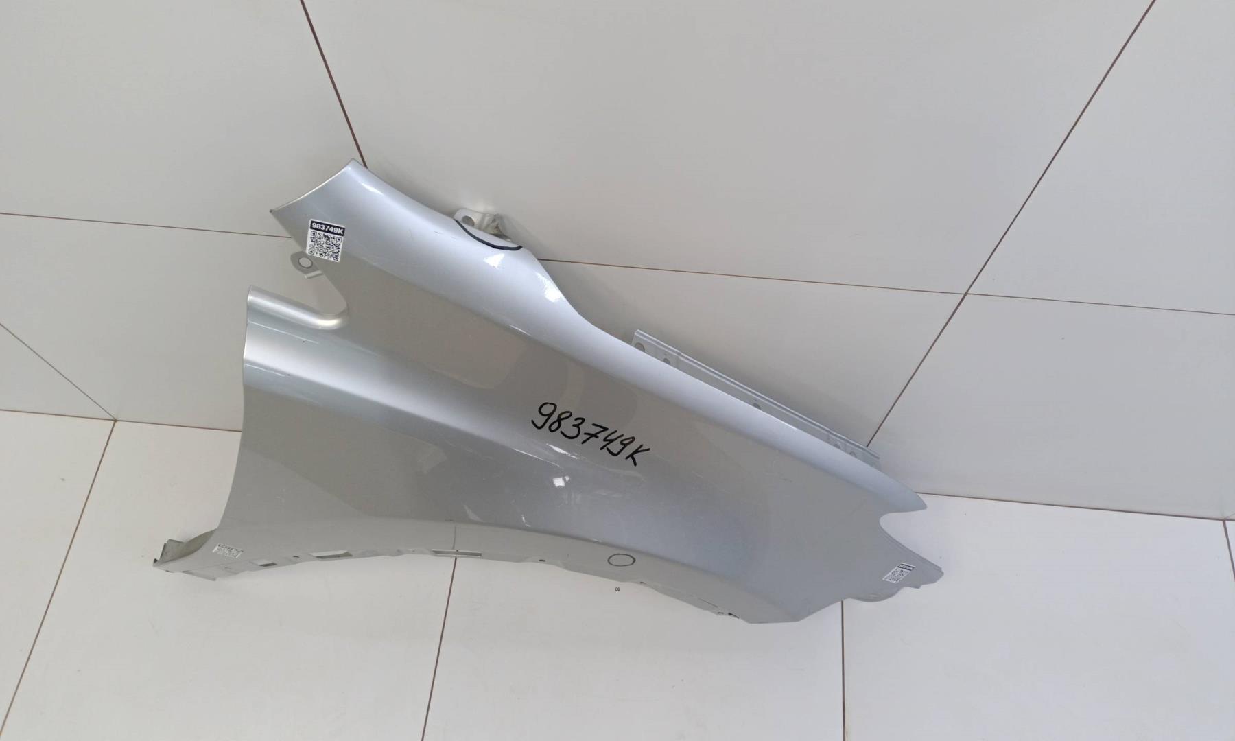 Крыло переднее правое
