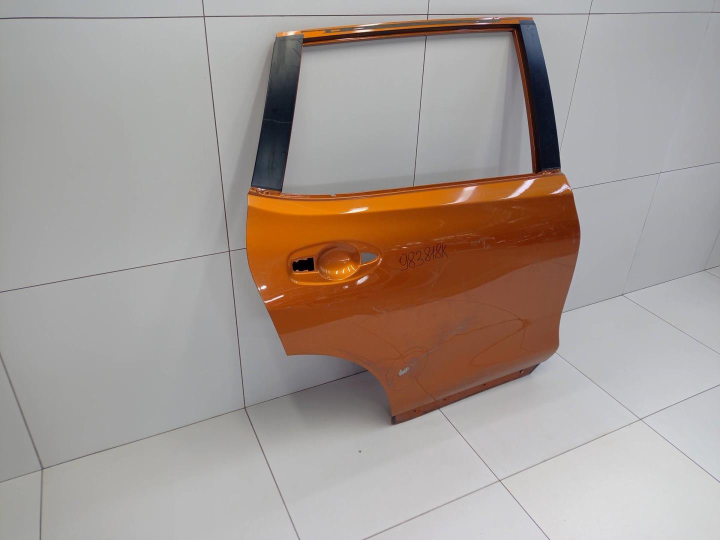Дверь задняя правая