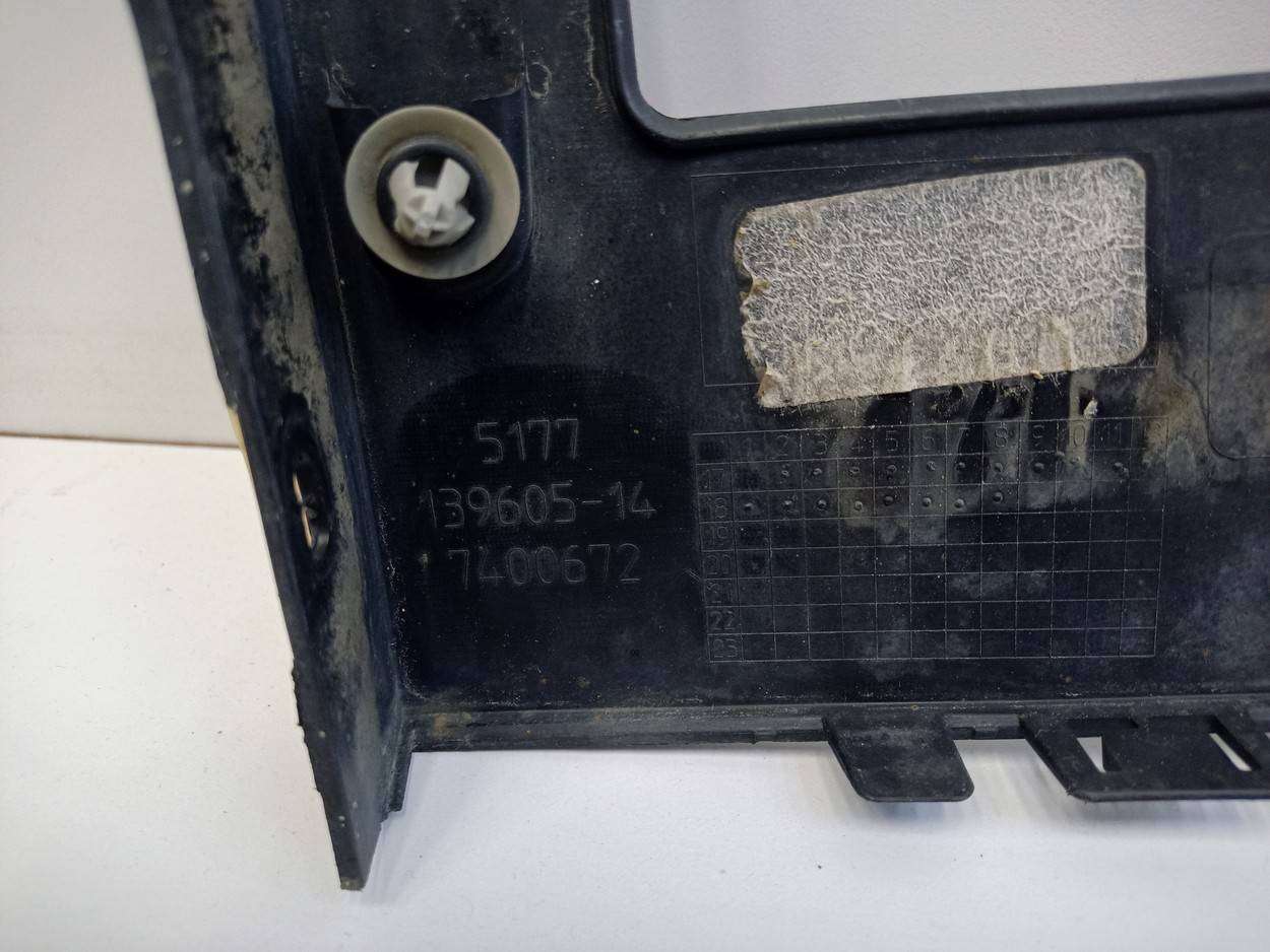 Накладка переднего крыла правого