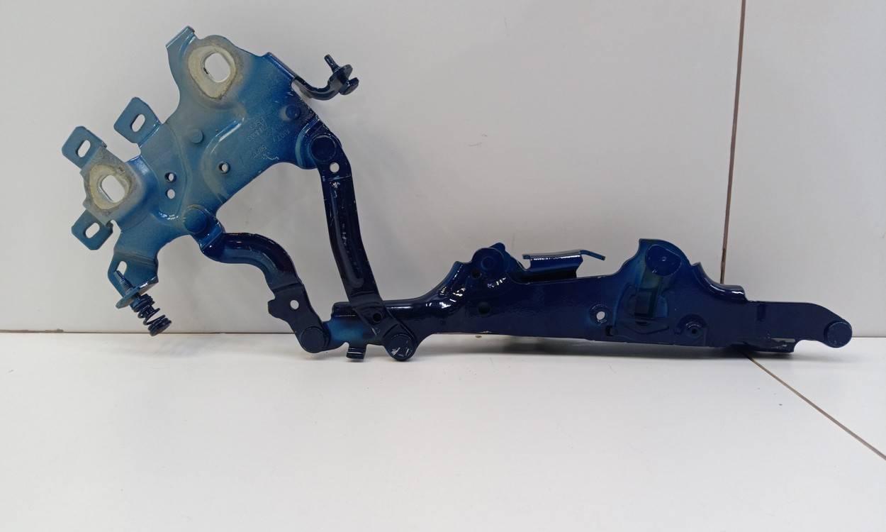 Петля капота левая