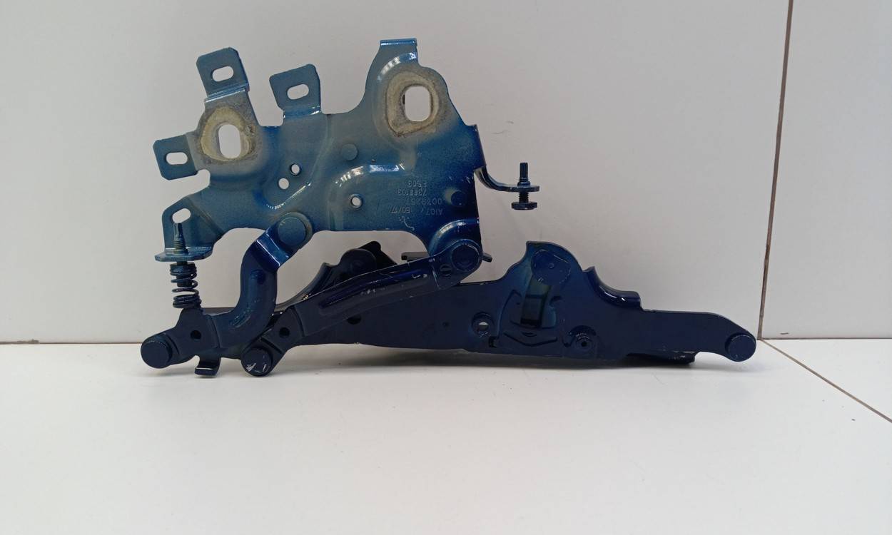 Петля капота левая