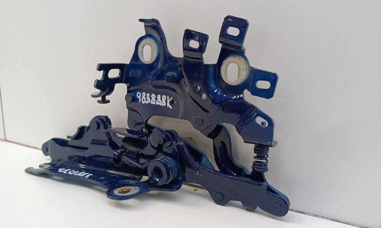 Петля капота левая