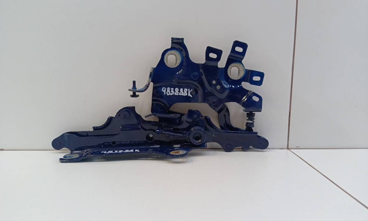 Петля капота левая