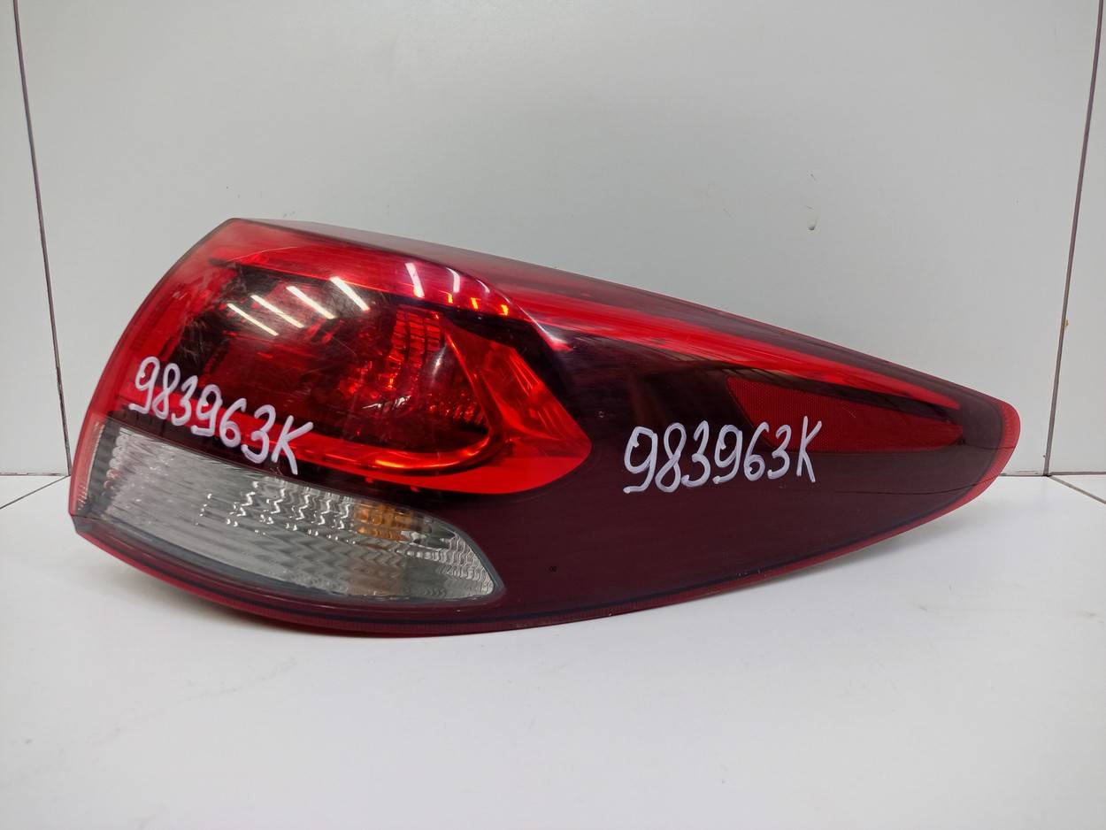 Фонарь задний наружный правый