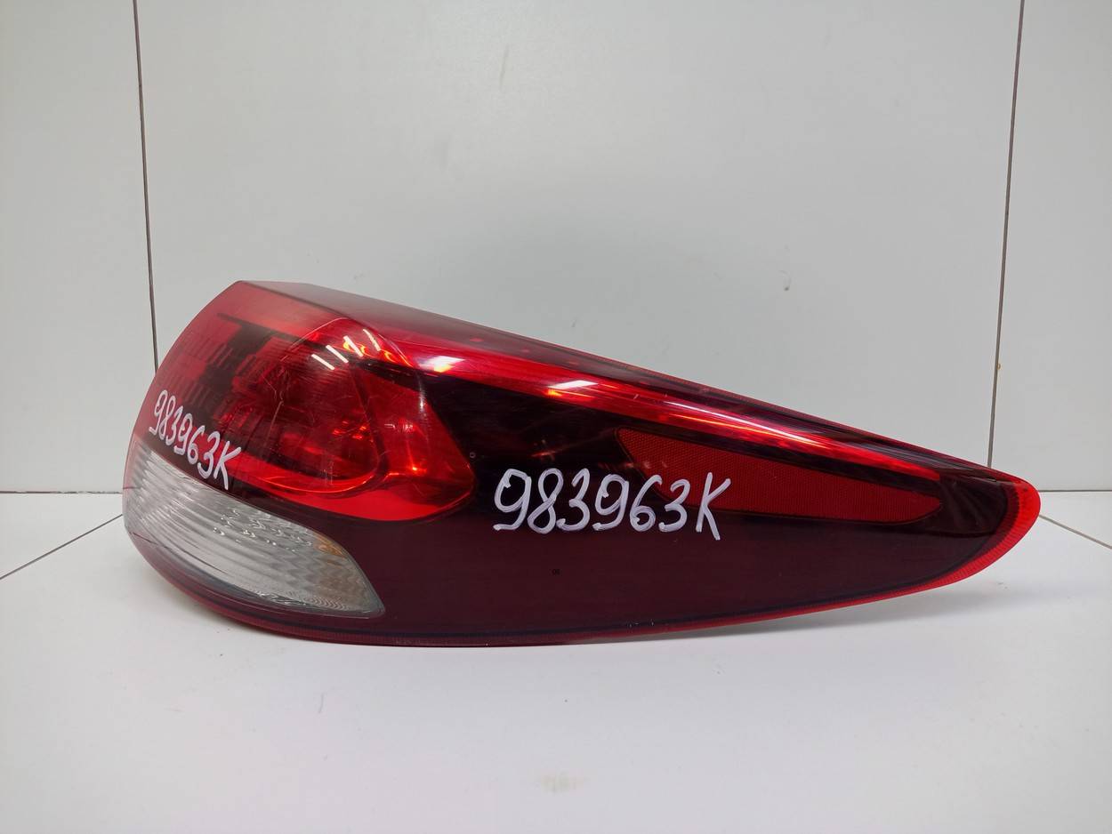 Фонарь задний наружный правый