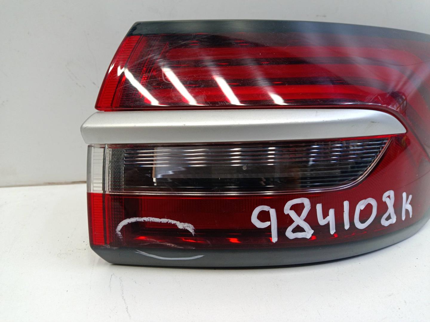 Фонарь задний наружный правый