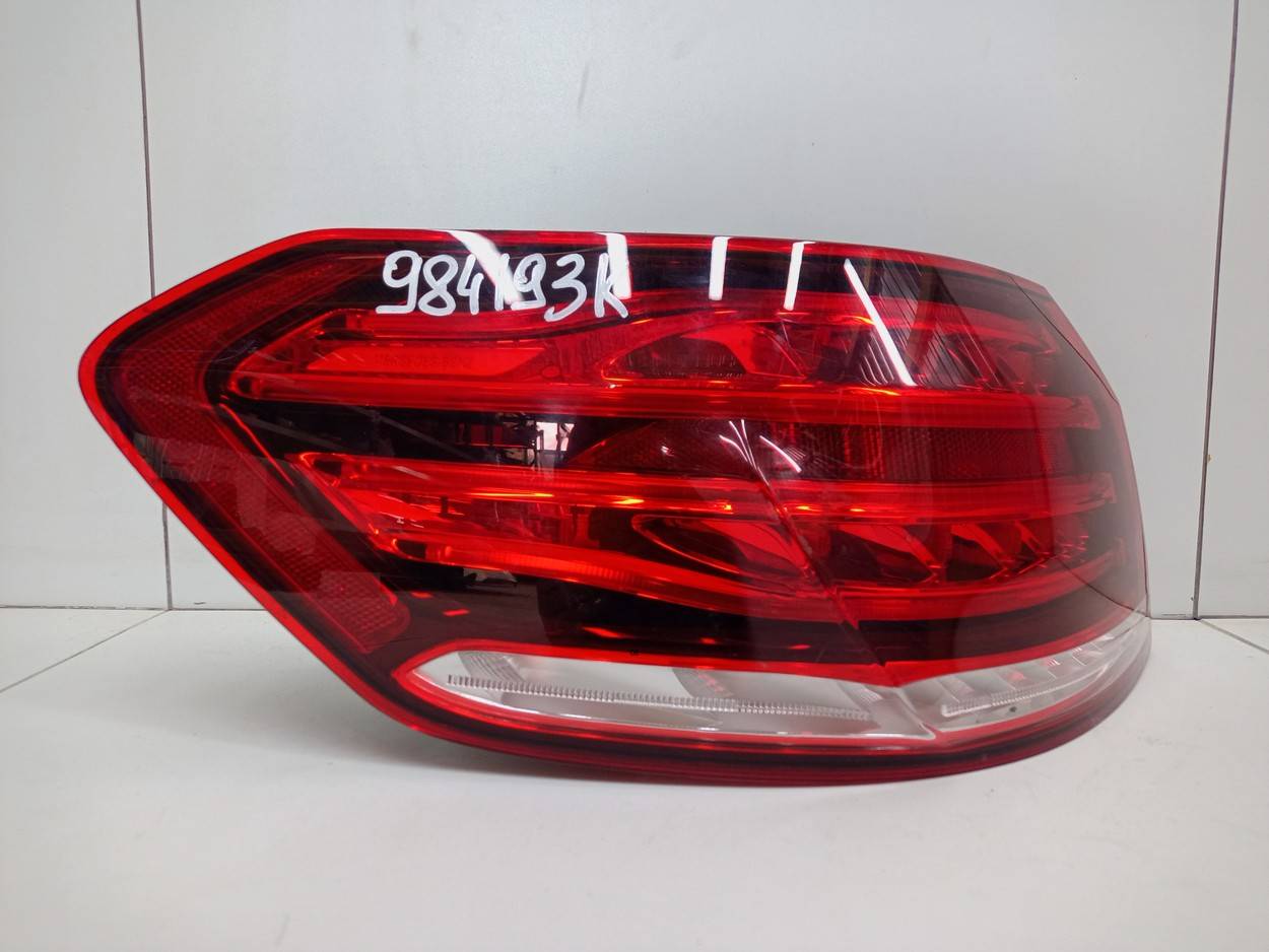 Фонарь задний наружный левый