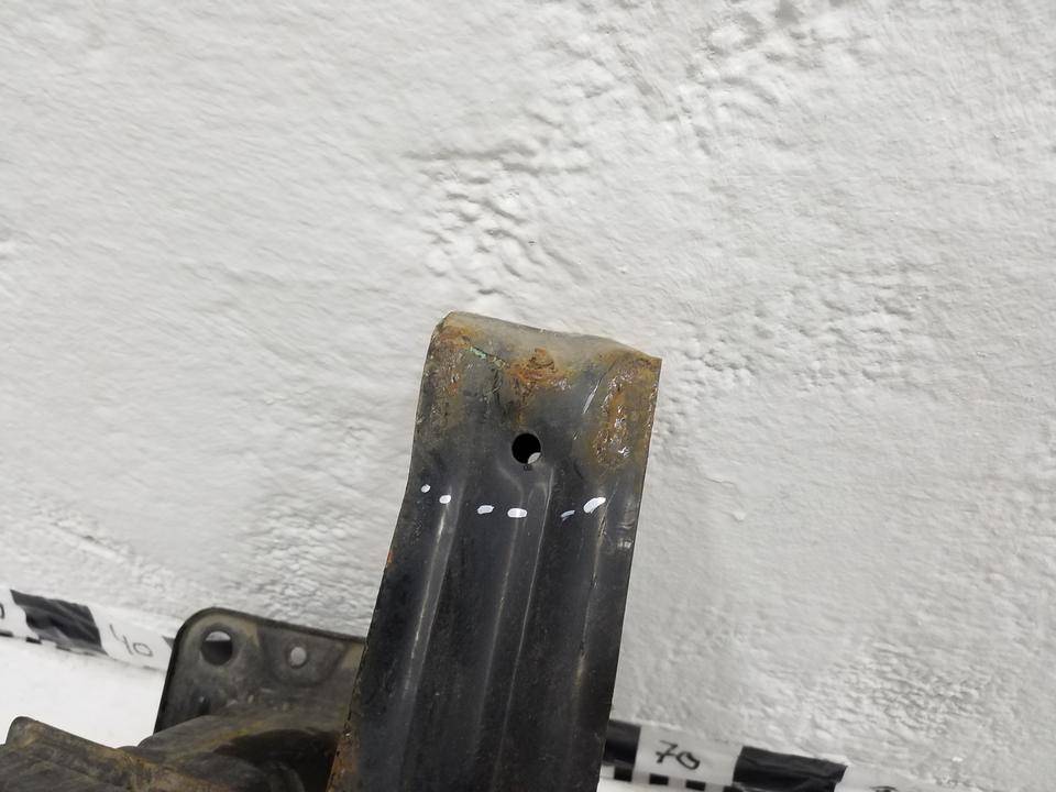 Усилитель переднего бампера