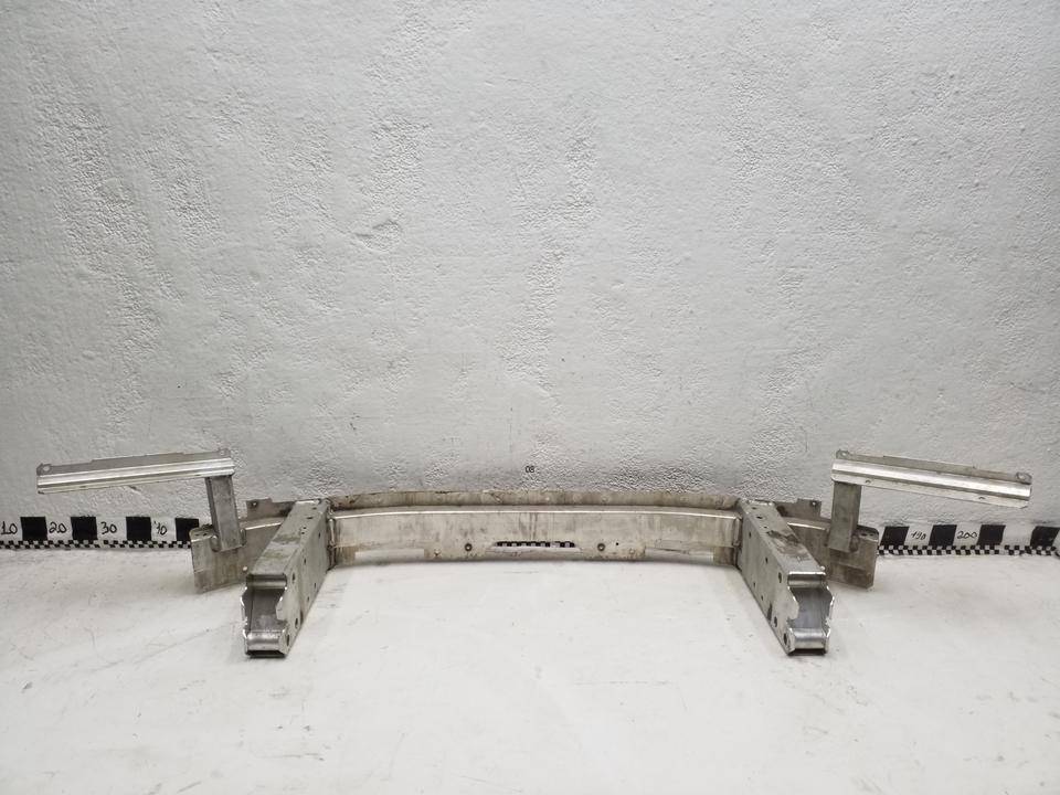 Усилитель переднего бампера