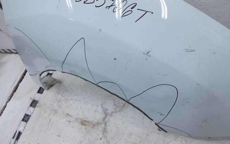 Крыло переднее правое