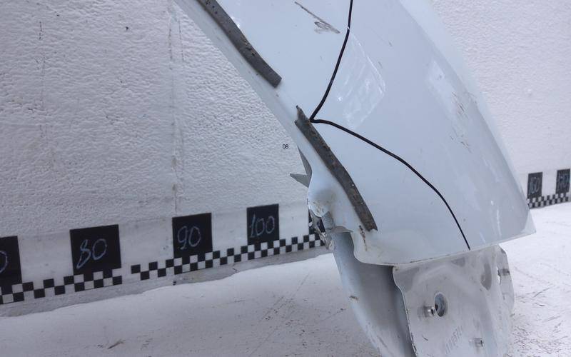 Крыло переднее правое