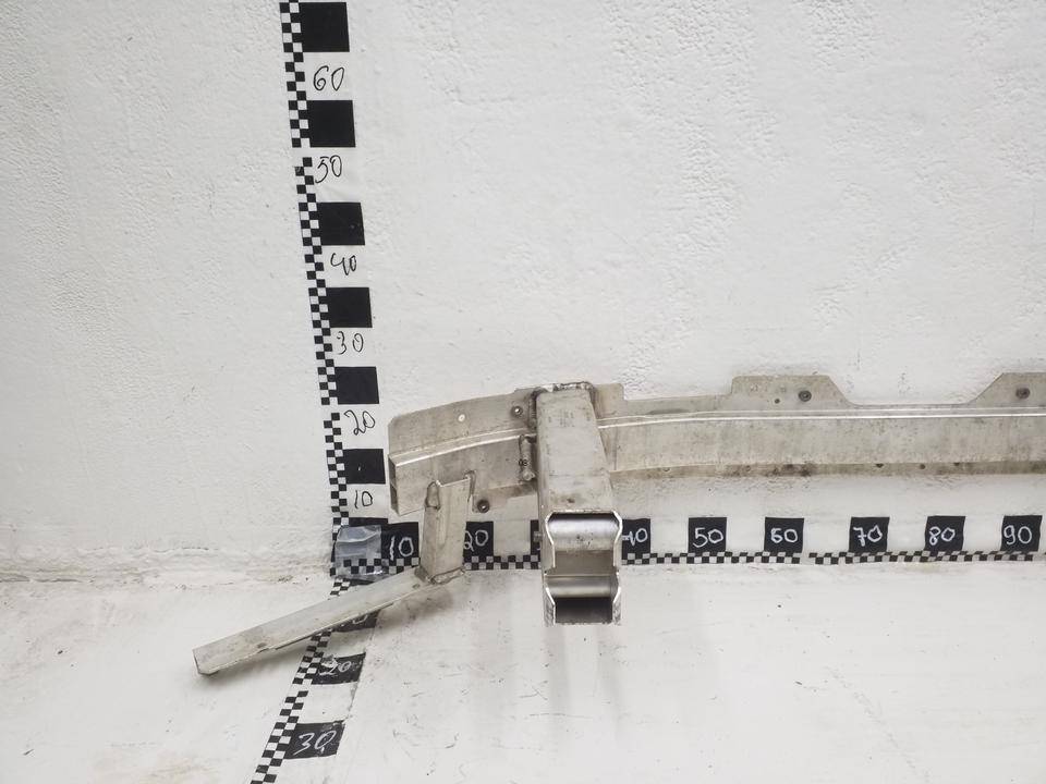 Усилитель переднего бампера