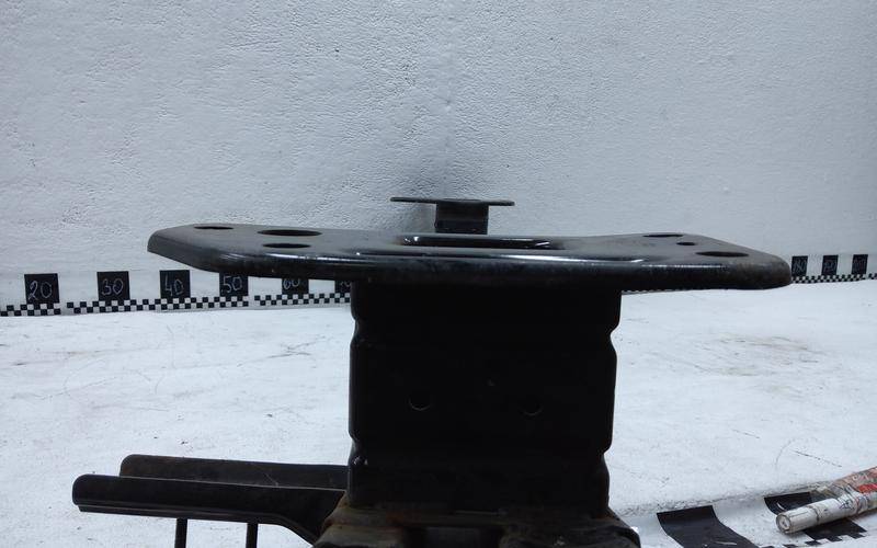 Усилитель переднего бампера