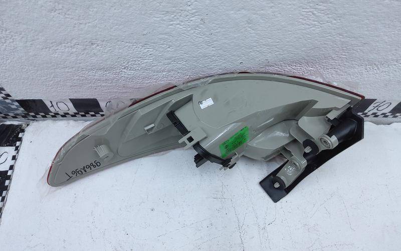 Фонарь задний наружный левый