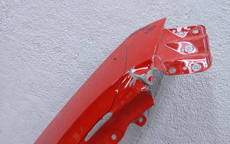 Крыло переднее правое