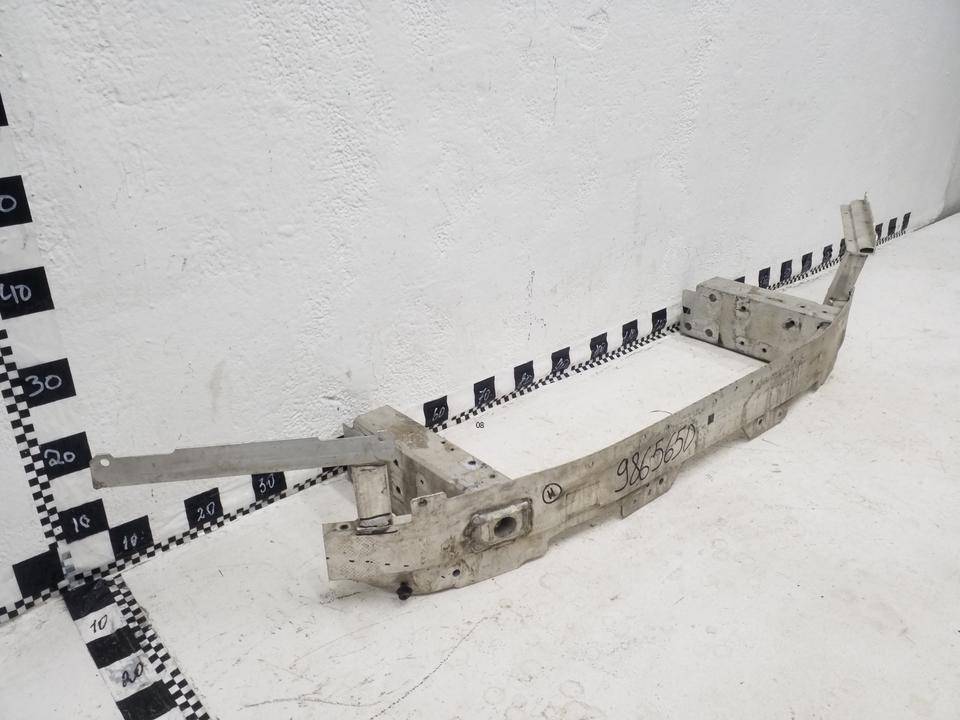 Усилитель переднего бампера