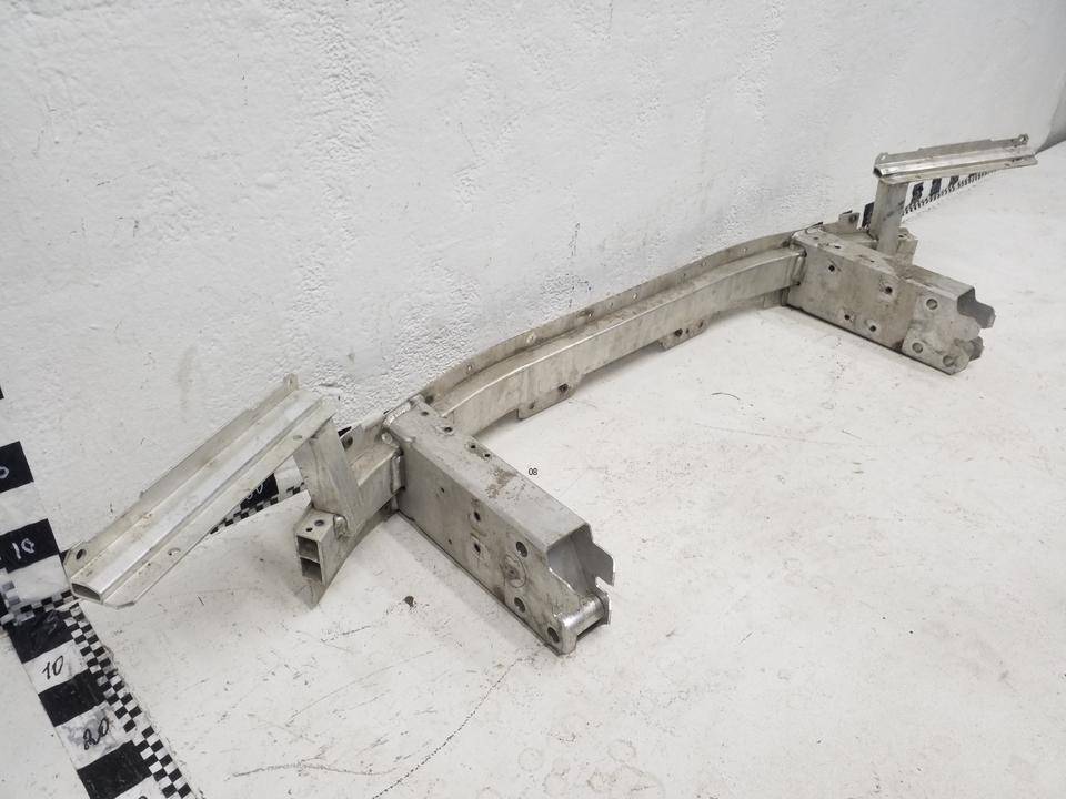 Усилитель переднего бампера