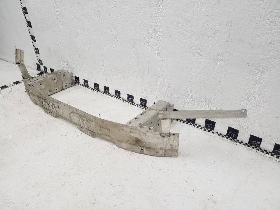 Усилитель переднего бампера