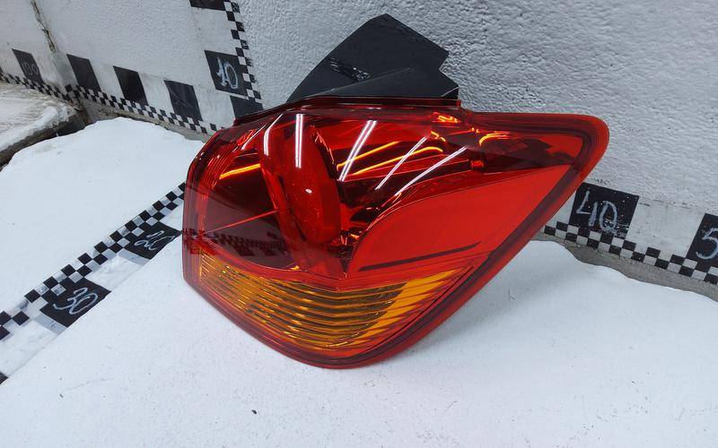 Фонарь задний наружный правый