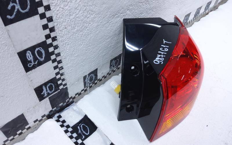 Фонарь задний наружный правый