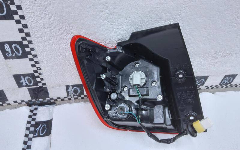 Фонарь задний наружный правый