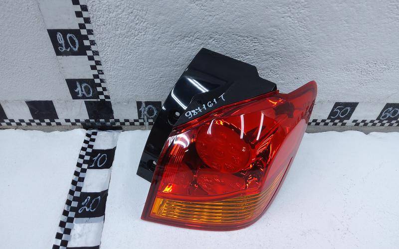 Фонарь задний наружный правый