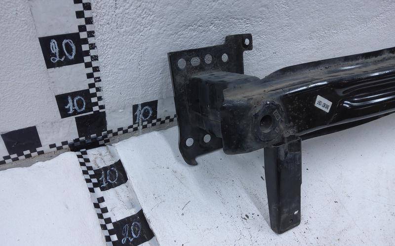 Усилитель переднего бампера