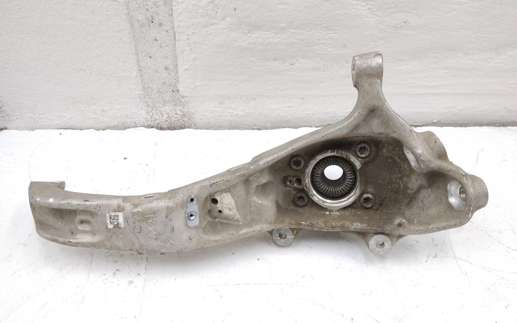 Кулак поворотный передний левый