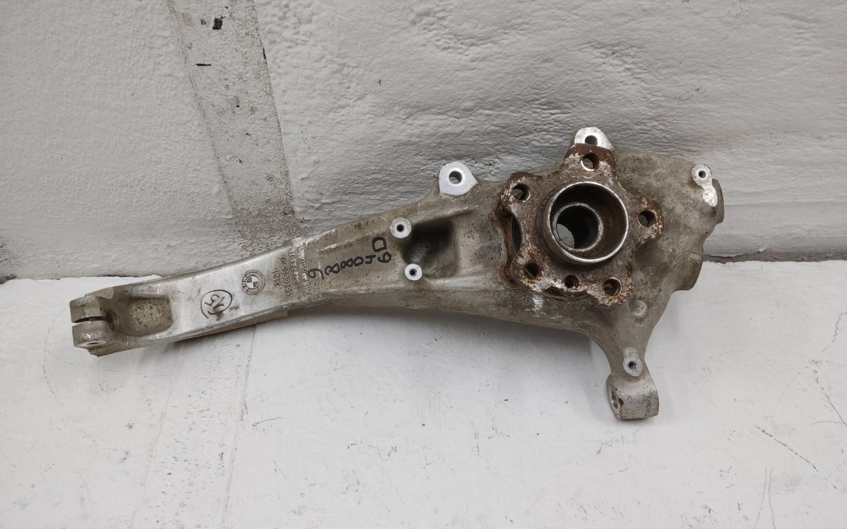 Кулак поворотный передний левый