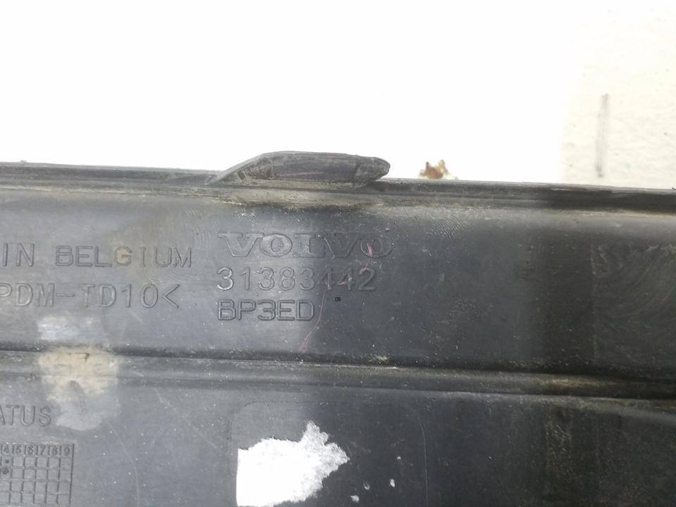 Заглушка бампера правая