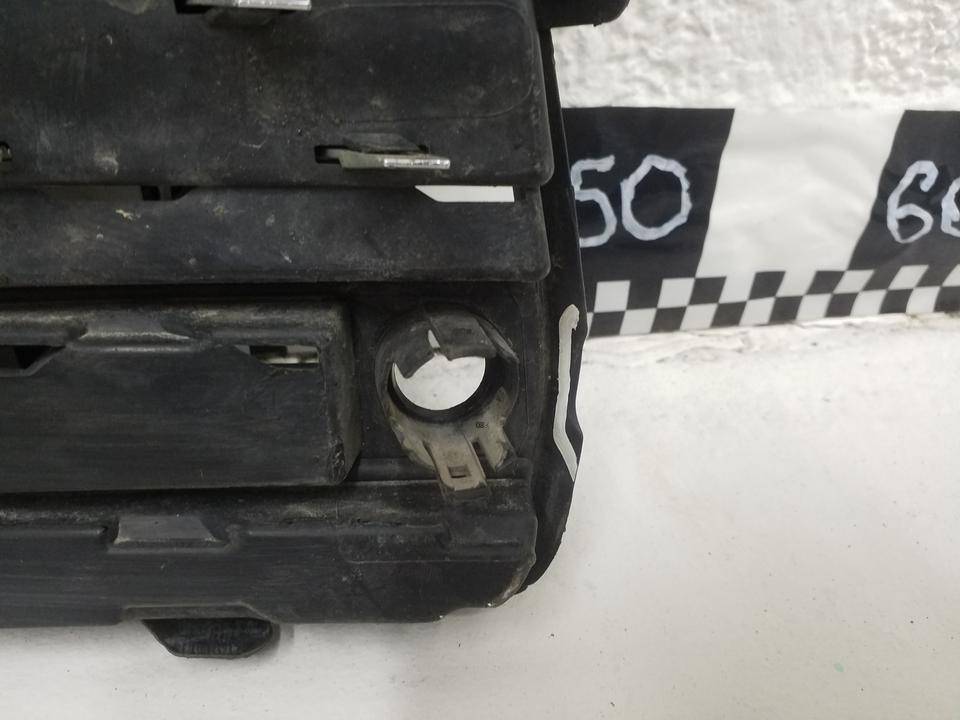 Заглушка бампера правая