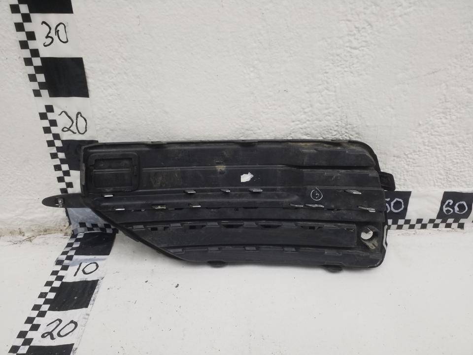 Заглушка бампера правая