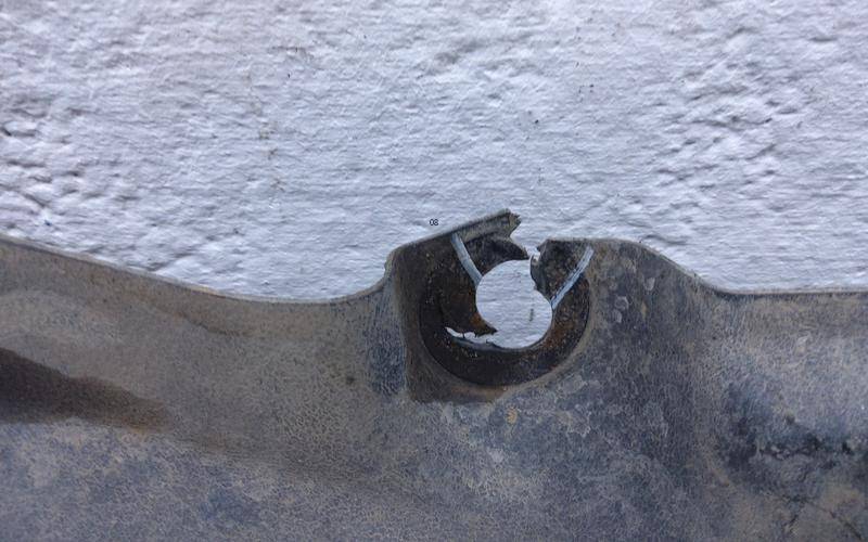 Пыльник двигателя нижний левый