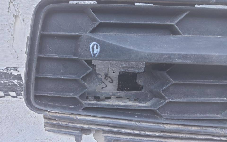 Заглушка бампера правая