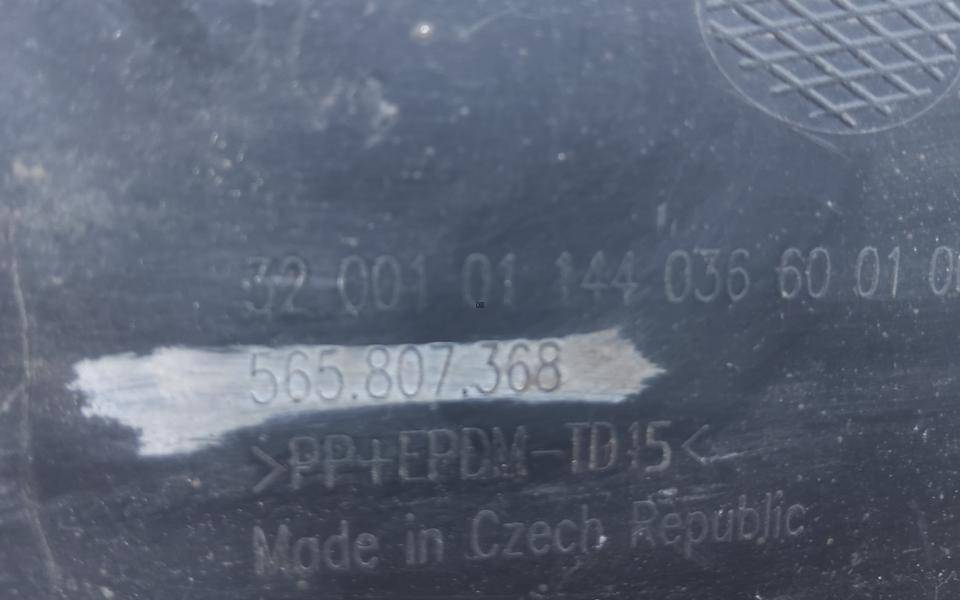 Заглушка бампера правая