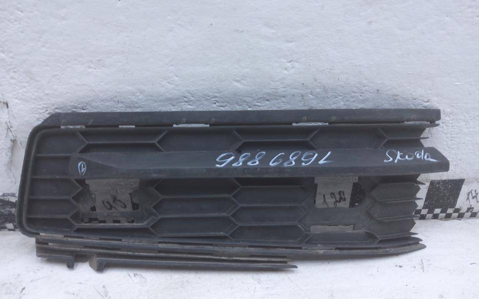 Заглушка бампера правая