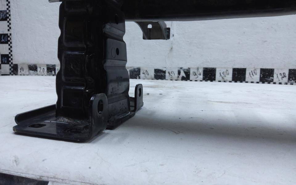 Усилитель переднего бампера