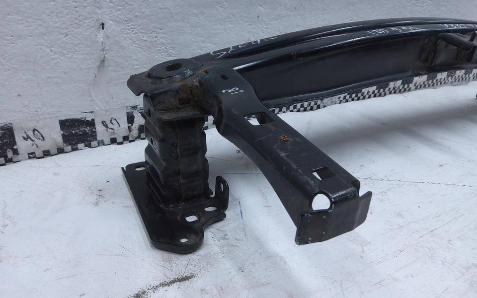 Усилитель переднего бампера